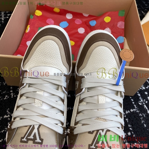 ���̺��� LV Ʈ���̳� ����Ŀ�� 48L2412434-7